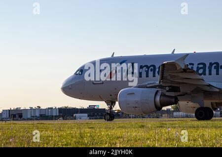 Montreal, Quebec, Kanada 07-04-2022: American Airlines rollt in Montreal ab. Registrierung N704US Stockfoto