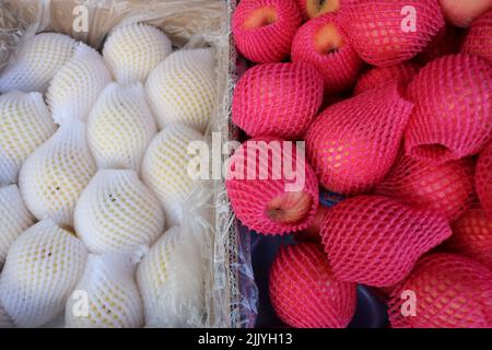 Flache Obstlage auf dem Display Stockfoto