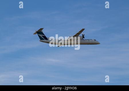 Montreal, Quebec, Kanada 07-04-2022: WestJet Q400 fliegt von Montreal ab. Registrierung C-GENK. Stockfoto