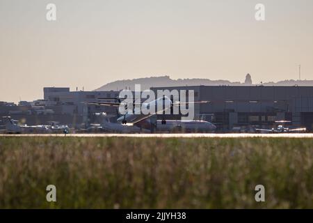 Montreal, Quebec, Kanada 07-04-2022: WestJet Q400 fliegt von Montreal ab. Registrierung C-GENK. Stockfoto