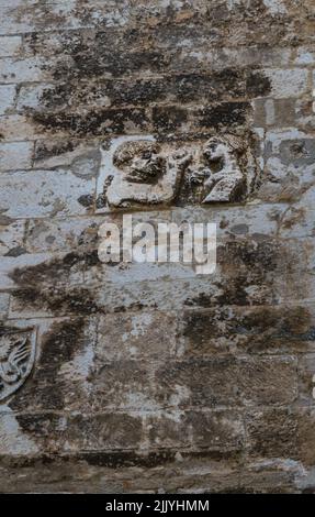 Adam und Eva scheinen zu zanken, wie sie auf einer Wandschnitzerei zwischen den Gebäuden in der Nähe des Diokletianpalastes in Split, Kroatien, dargestellt sind Stockfoto