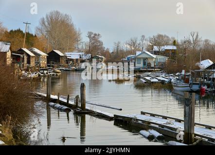 Finn Slough Cold Winter Morning. Schnee in der historischen Fischersiedlung Finn Slough am Ufer des Fraser River in der Nähe von Steveston in Richmond, B Stockfoto