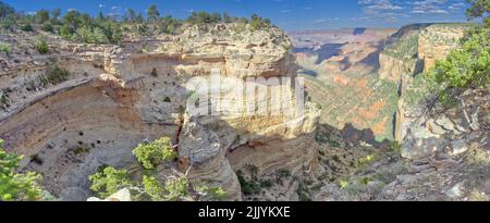 Ein seitlicher Canyon westlich von Duck on A Rock Overlook im Grand Canyon Arizona, genannt Duck Eyes Canyon, benannt nach den zwei kleinen Felsenfenstern links auf dem Foto. Stockfoto