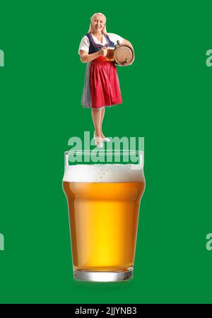 Collage mit reifer Oktoberfest-Kellnerin und großem Glas Bier auf grünem Hintergrund Stockfoto