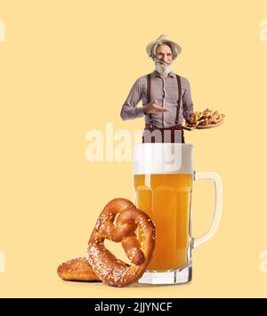 Collage mit einem älteren Mann in traditioneller deutscher Kleidung, Snacks und einem großen Becher Bier auf beigefarbenem Hintergrund. Oktoberfest-Feier Stockfoto