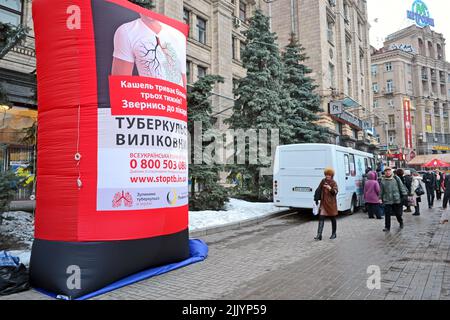 KIEW – MÄRZ 21: Untersuchung der Lungenentzündung mit einem mobilen Röntgenradiographie-Fahrzeug in Kiew, Ukraine, am 21. März 2013. Stoppen Sie Tuberkulose in der Ukraine Gesundheit Stockfoto