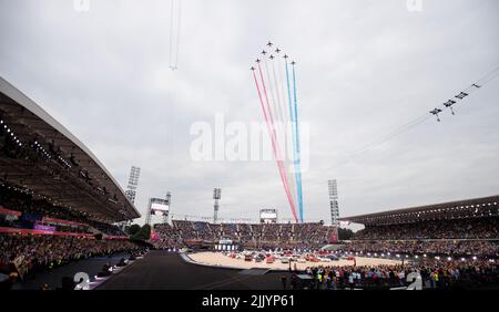 28.. Juli 2022: Alexander Stadium, Perry Barr, West Midlands, England; Commonwealth Games 2022, Eröffnungszeremonie: Die roten Pfeile fliegen während der Eröffnungszeremonie der Commonwealth Games 2022 über das Alexander-Stadion Stockfoto