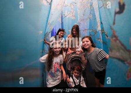 Rio De Janeiro, Brasilien. 28.. Juli 2022. Die Besucher besuchen am 28. Juli 2022 die immersive VAN GOGH LIVE 8K Kunstausstellung in Rio de Janeiro, Brasilien. Quelle: Wang Tiancong/Xinhua/Alamy Live News Stockfoto