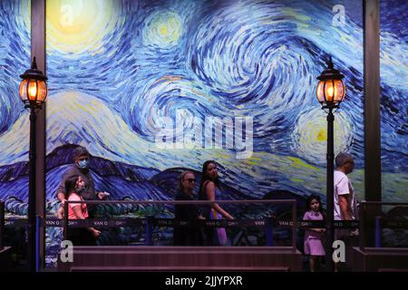 Rio De Janeiro, Brasilien. 28.. Juli 2022. Die Besucher besuchen am 28. Juli 2022 die immersive VAN GOGH LIVE 8K Kunstausstellung in Rio de Janeiro, Brasilien. Quelle: Wang Tiancong/Xinhua/Alamy Live News Stockfoto