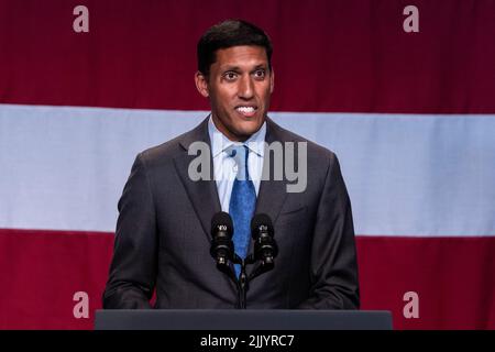 New York, USA. 28.. Juli 2022. Präsident der Rockefeller Foundation Dr. Rajiv. J. Shah spricht während der Ankündigung von Vizepräsident Kamala Harris über die Gründung der Economic Opportunity Coalition, um am 28. Juli 2022 auf dem Restoration Plaza in New York in unterversorgte Gemeinden zu investieren. 24 Unternehmen und Stiftungen investieren Dutzende von Milliarden Dollar in unterversorgte Gemeinden, um die Arbeit der Biden-Harris-Regierung zur Unterstützung der Gemeindeentwicklung voranzutreiben. (Foto von Lev Radin/Sipa USA) Quelle: SIPA USA/Alamy Live News Stockfoto
