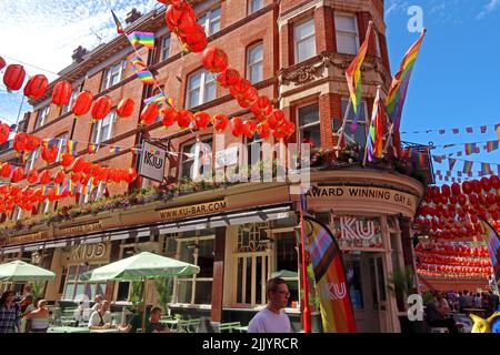 Mit dem Ku-Bar Award ausgezeichnete Gay Bar, chinesische rote Laternen in Gerard Street, Soho, London, England, Großbritannien, W1D 5QD Stockfoto