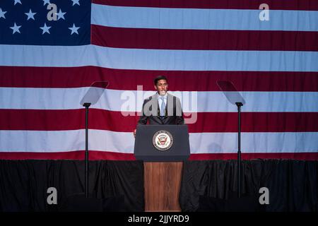 New York, USA. 28.. Juli 2022. Präsident der Rockefeller Foundation Dr. Rajiv. J. Shah spricht während der Ankündigung von Vizepräsident Kamala Harris über die Gründung der Economic Opportunity Coalition, um am 28. Juli 2022 auf dem Restoration Plaza in New York in unterversorgte Gemeinden zu investieren. 24 Unternehmen und Stiftungen investieren Dutzende von Milliarden Dollar in unterversorgte Gemeinden, um die Arbeit der Biden-Harris-Regierung zur Unterstützung der Gemeindeentwicklung voranzutreiben. (Foto von Lev Radin/Sipa USA) Quelle: SIPA USA/Alamy Live News Stockfoto