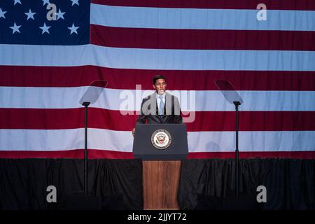 New York, Usa. 28.. Juli 2022. Präsident der Rockefeller Foundation Dr. Rajiv. J. Shah spricht während der Ankündigung von Vizepräsident Kamala Harris über die Gründung der Economic Opportunity Coalition, um in unterversorgte Gemeinden auf der Restoration Plaza zu investieren. 24 Unternehmen und Stiftungen investieren Dutzende von Milliarden Dollar in unterversorgte Gemeinden, um die Arbeit der Biden-Harris-Regierung zur Unterstützung der Gemeindeentwicklung voranzutreiben. (Foto von Lev Radin/Pacific Press) Quelle: Pacific Press Media Production Corp./Alamy Live News Stockfoto