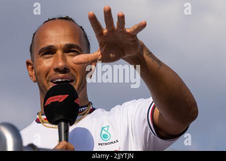 Mogyorod, Ungarn. 28.. Juli 2022. Mercedes' britischer Fahrer Lewis Hamilton trifft die Fans während eines Boxengasse-Laufs am Hungaroring in Mogyorod, Ungarn, 28. Juli 2022. Quelle: Attila Volgyi/Xinhua/Alamy Live News Stockfoto