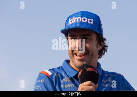 Mogyorod, Ungarn. 28.. Juli 2022. Der spanische Alpine-Fahrer Fernando Alonso trifft die Fans bei einem Boxengasse-Spaziergang am Hungaroring in Mogyorod, Ungarn, 28. Juli 2022. Quelle: Attila Volgyi/Xinhua/Alamy Live News Stockfoto