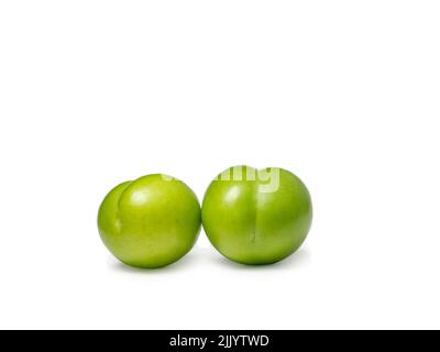 Kirschpflaume isolieren. Hintergrund aus Früchten. Zubereitung von Tkemali-Sauce. Saure, grüne Früchte. Eine der Sorten von Pflaume. Grüne Kirsche Pflaume. Veganismus Stockfoto