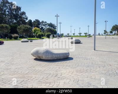 Design von ungewöhnlichen Steinbänken. Ungewöhnlich geformte Bänke im Park. Resortstadt Stockfoto