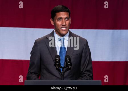 New York, New York, USA. 28.. Juli 2022. Präsident der Rockefeller Foundation Dr. Rajiv. J. Shah spricht während der Ankündigung von Vizepräsident Kamala Harris über die Gründung der Economic Opportunity Coalition, um in unterversorgte Gemeinden auf der Restoration Plaza zu investieren. 24 Unternehmen und Stiftungen investieren Dutzende von Milliarden Dollar in unterversorgte Gemeinden, um die Arbeit der Biden-Harris-Regierung zur Unterstützung der Gemeindeentwicklung voranzutreiben. (Bild: © Lev Radin/Pacific Press via ZUMA Press Wire) Stockfoto