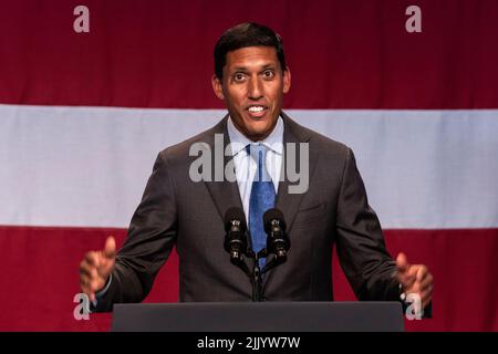 New York, New York, USA. 28.. Juli 2022. Präsident der Rockefeller Foundation Dr. Rajiv. J. Shah spricht während der Ankündigung von Vizepräsident Kamala Harris über die Gründung der Economic Opportunity Coalition, um in unterversorgte Gemeinden auf der Restoration Plaza zu investieren. 24 Unternehmen und Stiftungen investieren Dutzende von Milliarden Dollar in unterversorgte Gemeinden, um die Arbeit der Biden-Harris-Regierung zur Unterstützung der Gemeindeentwicklung voranzutreiben. (Bild: © Lev Radin/Pacific Press via ZUMA Press Wire) Stockfoto