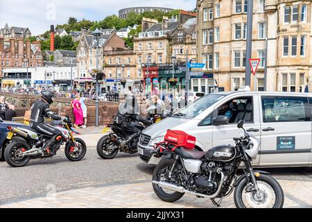 Oban Westküste Schottlands, Motorradfahrer und Motorräder in einer Reisegruppe treffen sich im Zentrum von Oban, Sommer 2022, Schottland, Vereinigtes Königreich Stockfoto