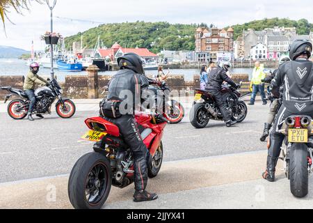 Oban Westküste Schottlands, Motorradfahrer und Motorräder in einer Reisegruppe treffen sich im Zentrum von Oban, Sommer 2022, Schottland, Vereinigtes Königreich Stockfoto