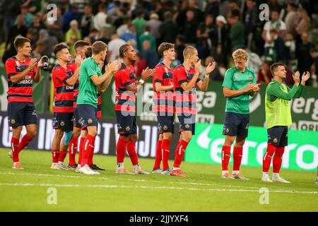 Danzig, Polen. 28.. Juli 2022. Das Team Rapid Vienna feiert nach dem Spiel der UEFA Europa Conference League zwischen Lecha Danzig und SK Rapid Vienna. (Endnote; Lechia Gdansk 1:2 SK Rapid Vienna) (Foto: Tomasz Zasinski/SOPA Images/Sipa USA) Quelle: SIPA USA/Alamy Live News Stockfoto