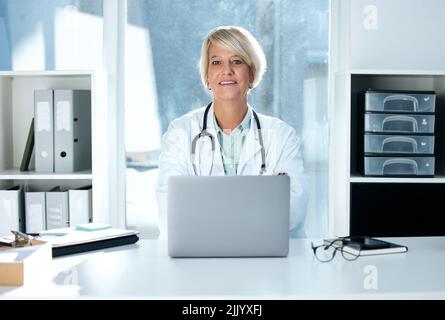 Denken Sie immer daran, dass es das Privileg ist, Ärztin zu sein, eine Ärztin, die in ihrem Büro sitzt. Stockfoto