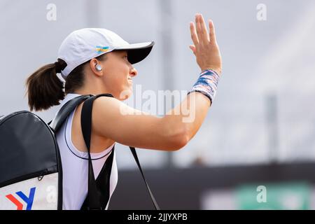 Warschau, Polen. 28.. Juli 2022. IGA Swiatek beim zweiten Spiel der BNP Paribas Poland Open - WTA 250 zwischen IGA Swiata (Polen) und Gabriela Lee (Rumänien) in Warschau. (Endergebnis; IGA Swiatek 2:0 (6:3, 6:2) Gabriela Lee) Credit: SOPA Images Limited/Alamy Live News Stockfoto