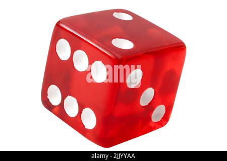 Ein einziger Würfel, der im Casino-Spiel des Würfelspieles verwendet wird, zeigt 2 oben isoliert auf weißem Hintergrund mit Clipping Path Cutout-Konzept für das Spielen von Brettspielen Stockfoto