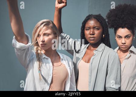 Diverse Aktivistinnen oder Protestierende kämpfen für Freiheit und Menschenrechte. Eine Gruppe von Black Lives Matter Unterstützern, die für das Bewusstsein sensibilisieren Stockfoto