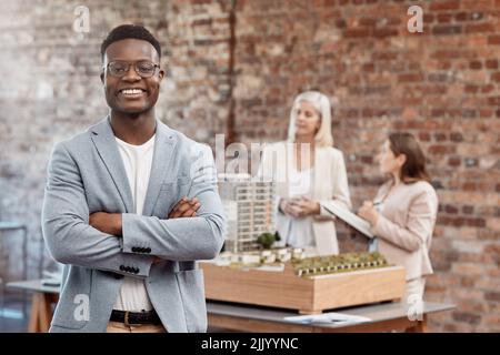 Glückliche, lächelnde und selbstbewusste Führungskraft, die bei der Arbeit im Büro mit gekreuzten Armen steht. Geschäftsmann, ceo oder Führungskraft sehen fröhlich, fröhlich aus Stockfoto