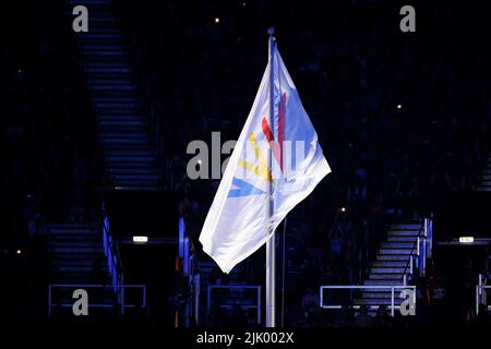 28.. Juli 2022: Alexander Stadium, Perry Barr, West Midlands, England; Commonwealth Games 2022, Eröffnungszeremonie: Die Flagge der Commonwealth Games wird während der Eröffnungszeremonie angehoben Stockfoto