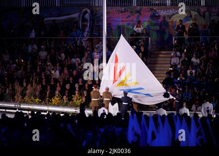 28.. Juli 2022: Alexander Stadium, Perry Barr, West Midlands, England; Commonwealth Games 2022, Eröffnungszeremonie: Die Flagge der Commonwealth Games wird während der Eröffnungszeremonie angehoben Stockfoto