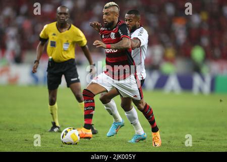 RIO DE JANEIRO-RJ, , 27.07.2022 - Arturo Vidal do Flamengo disputa o lance com Marcelo Cirino do Athletico, durante a partida entre Flamengo e Athletico, pelas quartas de final da Copa do Brasil 2022, no Estádio do Maracanã nesta quara-feira 27. Foto: Daniel Castelo Branco/DiaEsportivo/Pressinphoto Stockfoto