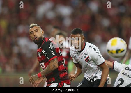 RIO DE JANEIRO-RJ, , 27.07.2022 - Arturo Vidal do Flamengo disputa o lance com Erick do Athletico, durante a partida entre Flamengo e Athletico, pelas quaras de final da Copa do Brasil 2022, no Estádio do Maracanã nesta quara-feira 27. Foto: Daniel Castelo Branco/DiaEsportivo/Pressinphoto Stockfoto