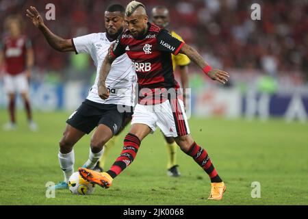 RIO DE JANEIRO-RJ, , 27.07.2022 - Arturo Vidal do Flamengo disputa o lance com Marcelo Cirino do Athletico, durante a partida entre Flamengo e Athletico, pelas quartas de final da Copa do Brasil 2022, no Estádio do Maracanã nesta quara-feira 27. Foto: Daniel Castelo Branco/DiaEsportivo/Pressinphoto Stockfoto