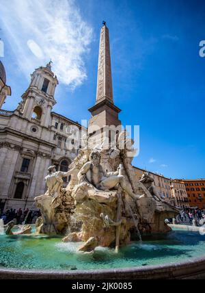 Rom, Italien - 05 21 2019: Vier-Wasserbrunnen auf der Piazza Novona, auch bekannt als Fiumi-Brunnen, Barockskulptur, entworfen von Gian Lorenzo Bernini im Jahr 1 Stockfoto