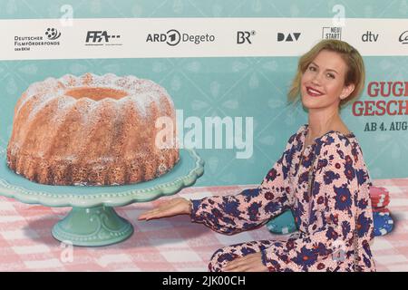 München, Deutschland. 28.. Juli 2022. Schauspielerin Wolke Hegenbarth zeigt sich bei der Fotowand zur Premiere des Films 'Guglhupfgeschwader' im Mathäser-Kino. Quelle: Felix Hörhager/dpa/Alamy Live News Stockfoto