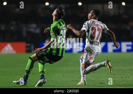 Sao Paulo, Brasilien. 29.. Juli 2022. SP - Sao Paulo - 07/28/2022 - COPA DO BRASIL 2022, SAO PAULO X AMERICA MG - Talles Costa, ein Sao Paulo Spieler streitet ein Gebot mit einem Spieler aus America-MG während eines Spiels im Morumbi Stadion für die Copa do Brasil 2022 Meisterschaft. Foto: Marcello Zambrana/AGIF/Sipa USA Quelle: SIPA USA/Alamy Live News Stockfoto