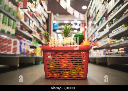 Supermarkt, Markt oder Lebensmittelgeschäft Gang mit Korb von Qualitätsauswahl, gesundes Obst und Gemüse. Kauf von Einzelhandelselementen in einem Warenkorb Stockfoto