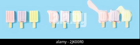 Draufsicht Erdbeeren und blaue Beeren und Hami Melone Aromen Eis Schmelzprozess auf blauem Hintergrund Stockfoto