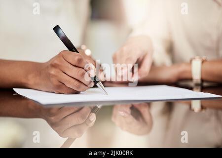 Erfüllen diese Bedingungen Ihre Bedürfnisse. Eine Geschäftsfrau, die einen Vertrag unterzeichnet. Stockfoto
