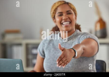 Freundliche, fröhliche und fröhliche Rezeptionistin, die den Gast oder Kunden mit einem Händedruck begrüßt. Lächelnde Frau, die ihre Hand zum Gruß ausstreut Stockfoto