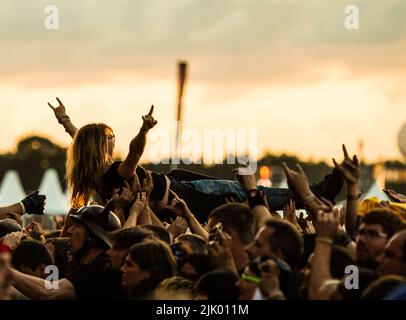 Wacken, Deutschland. 05. August 2017. Während eines Konzerts der schwedischen Melodic Death Metal Band 'Amon Amarth' wird ein Fan auf den Händen getragen, während er auf dem Festivalgelände des Wacken Open Air durch die Menge surft. Nach einer Pause aufgrund der Pandemie wird es vom 4. Bis 6. August ein weiteres großes Heavy Metal Festival geben. (To dpa 'Wacken rüstet sich für den Neustart des Heavy Metal Festivals') Quelle: Picture Alliance/Christophe Gateau/dpa/Alamy Live News Stockfoto