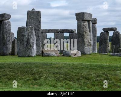 Das antike prähistorische Stonehenge-Denkmal in der Nähe von Amesbury in Wiltshire, England, ist heute UNESCO-Weltkulturerbe. Stockfoto