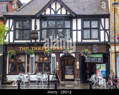 Ein regnerischer Tag im Three Tuns Inn Pub in Uxbridge, Hillingdon, Middlesex, London, England, VEREINIGTES KÖNIGREICH. Stockfoto