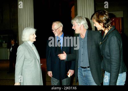 9. Mai 2005 - New York, New York, USA - Ehemann und Ehefrau JOANNE WOODWARD, Left, und PAUL NEWMAN begrüßen Richard GERE, zweiter von rechts, und CAREY LOWELL, bei der Ankunft bei einer Vorführung der HBO-Filme „Empire Falls“ im Metropolitan Museum of Art, New York City. (Bild: © Sonia Moskowitz/Globe Photos/ZUMA Press Wire/ZUMAPRESS.com) Stockfoto