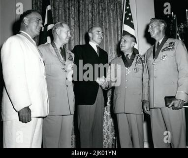 06. Jun 1955 - Britische Botschaft, USA - der britische Botschafter Sir ROGER MAKINS, Mitte, verlieh 54 amerikanischen Offizieren während einer Zeremonie in der Britischen Botschaft Auszeichnungen. Die Auszeichnungen wurden an Amerikaner vergeben, die bei der British Commonwealth Division in Korea dienten. An der Spitze der Liste stehen von links General JAMES A. VAN FLEET, General OTTO O. WEYLAND, Botschafter Makins, General MATTHEW B. RIDGWAY und General MARK W. CLARK. Die Generäle Ridgway und Clark wurden zum Ehrenkommandanten, dem Orden des Bades (K.C.B.), und die Generäle Weyland und Van Fleet zum Ehrenritterkommandanten der Mos ernannt Stockfoto
