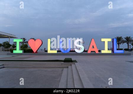 Ich liebe das Lusail-Schild an der Promenade von Lusail Marina in Doha, Katar Stockfoto