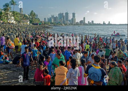 Menschen beobachten den Eintauchungsprozess von Ganpati während des Ganpati-Festivals im Bundesstaat Mumbai, Maharashtra India 09 17 2018 Stockfoto